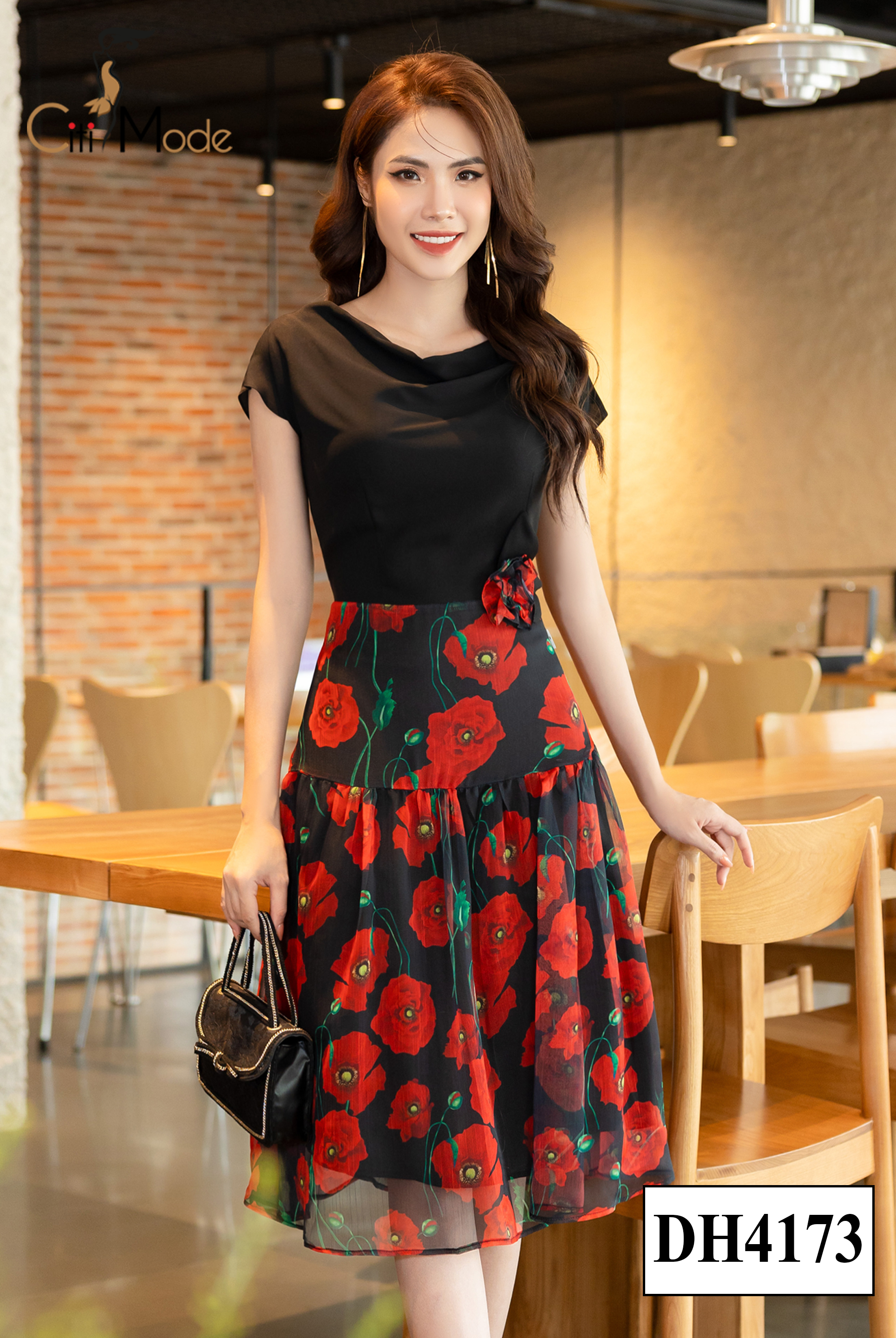 Đầm đen cổ đổ phối chân voan hoa đoe_thumbnail_0