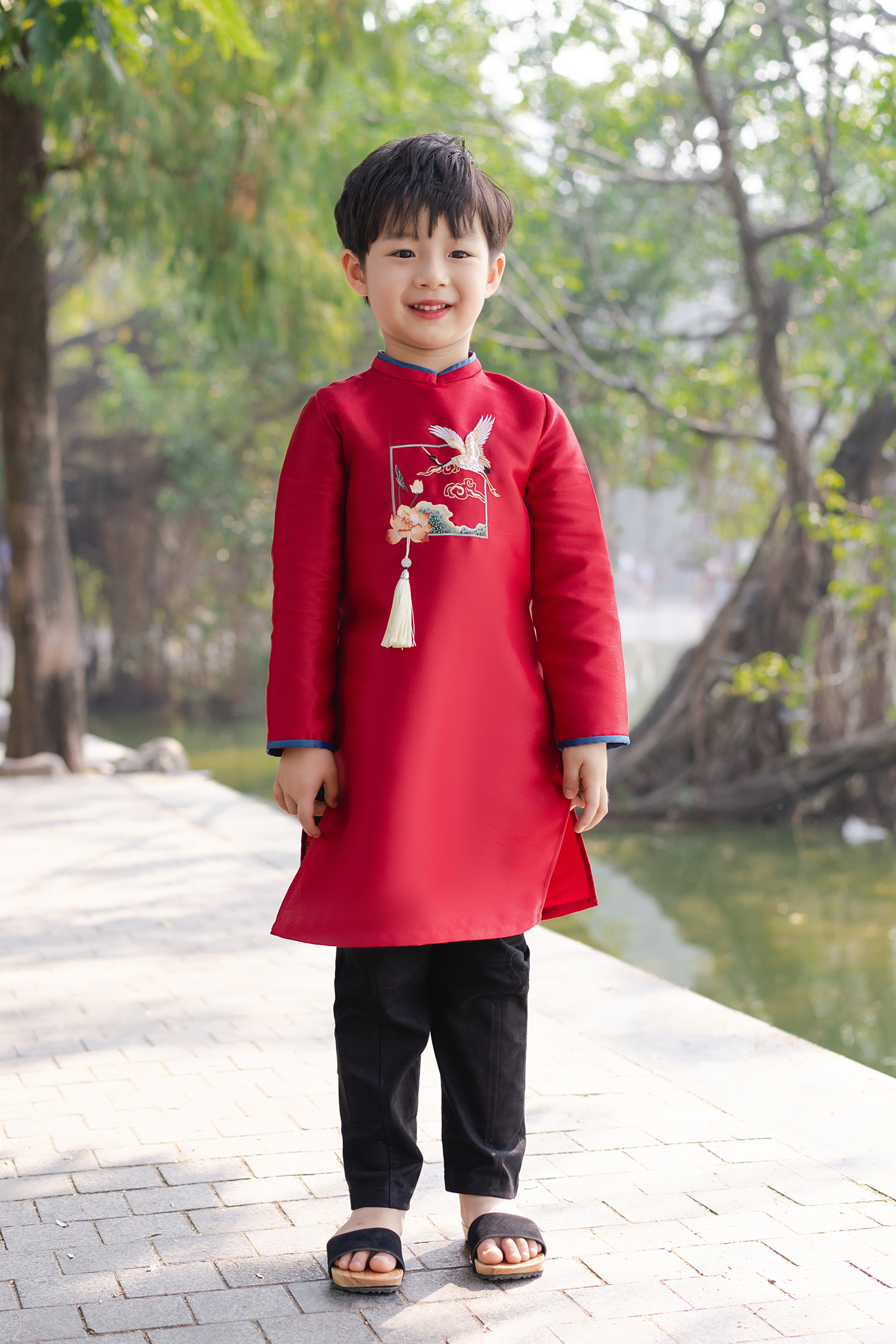 Áo dài bé thêu Sen hạc