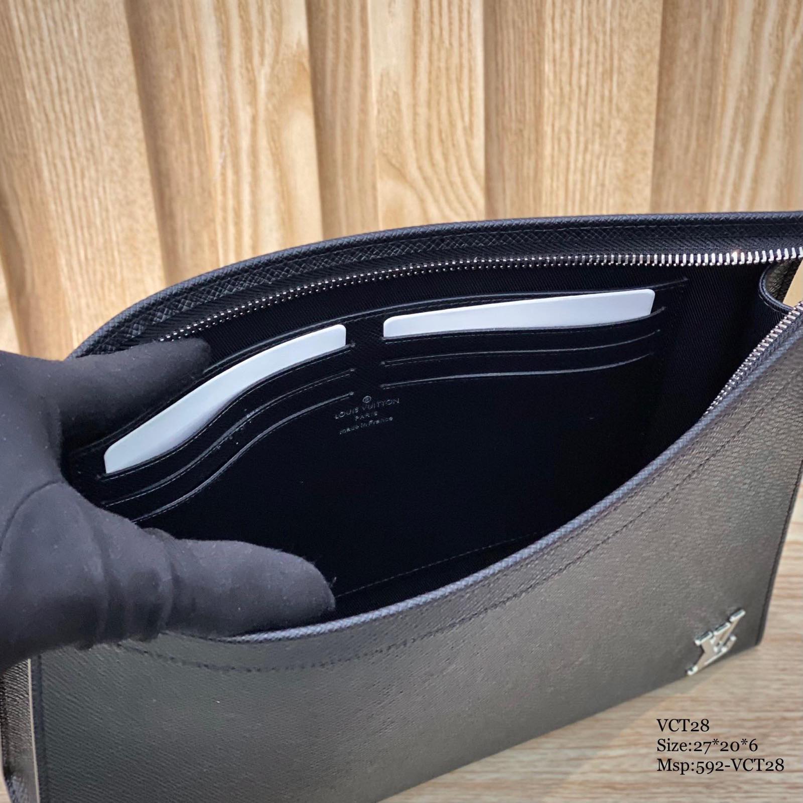 Ví cầm tay clutch nam LV Pochette Voyage Taiga Leather In Black , logo nổi_thumbnail_4