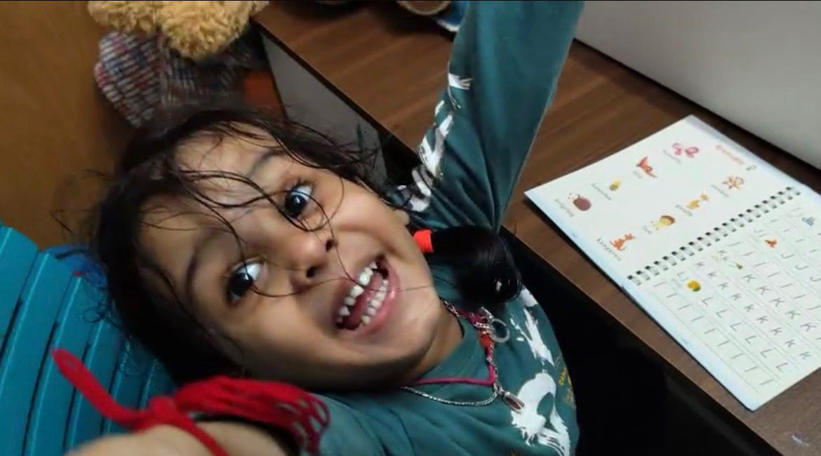 Laura y Santiago usando Cuadernos Montessori