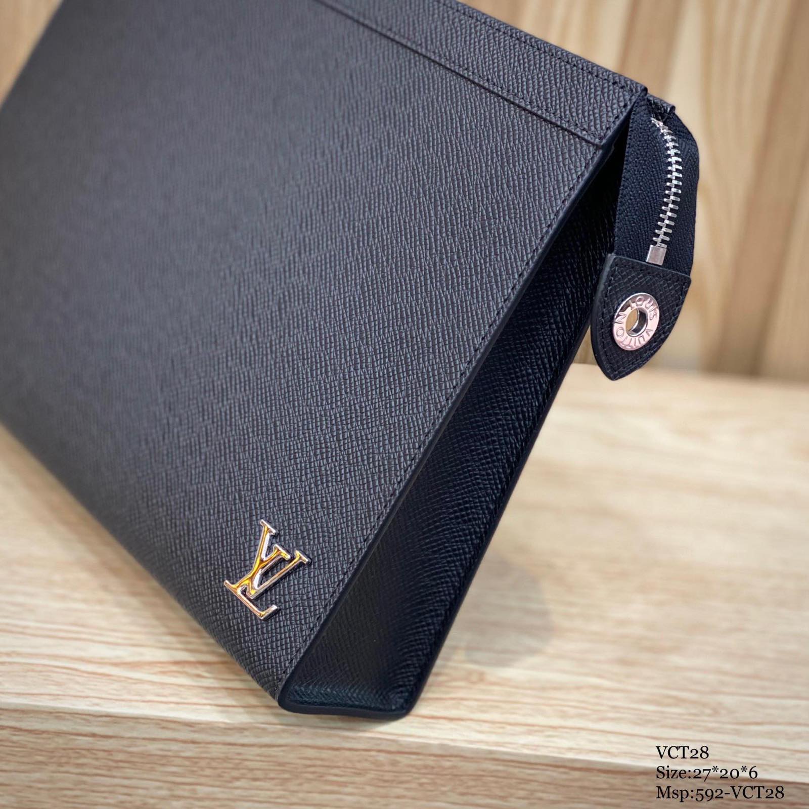 Ví cầm tay clutch nam LV Pochette Voyage Taiga Leather In Black , logo nổi_thumbnail_3