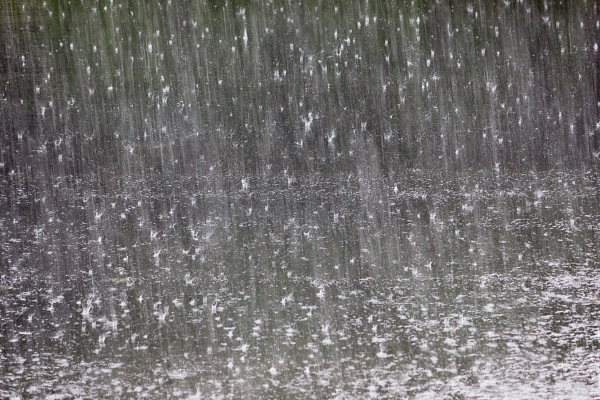 Tác hại của nước mưa đối với làn da