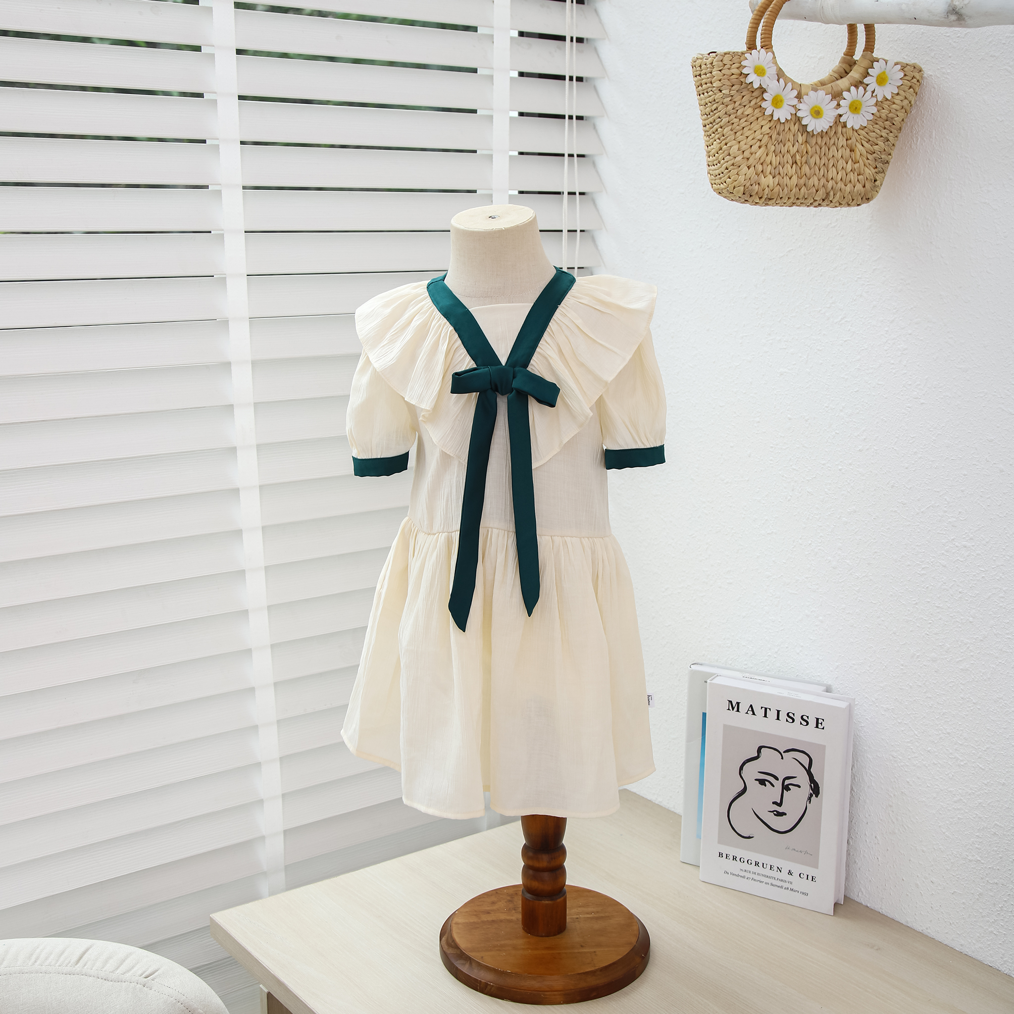 Váy xuông cổ vê phối