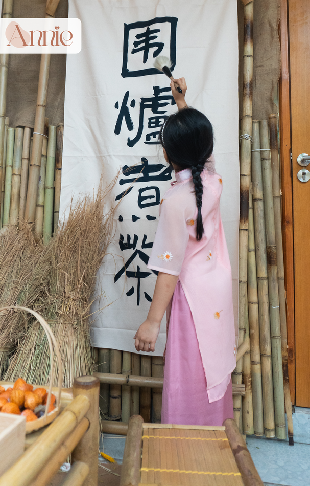 Áo dài tết bé gái 2024 size đại 40kg Anniebaby áo dài cổ tàu 4 tà chất đũi xốp mềm mịn thêu hoa cúc AD23030_thumbnail_2