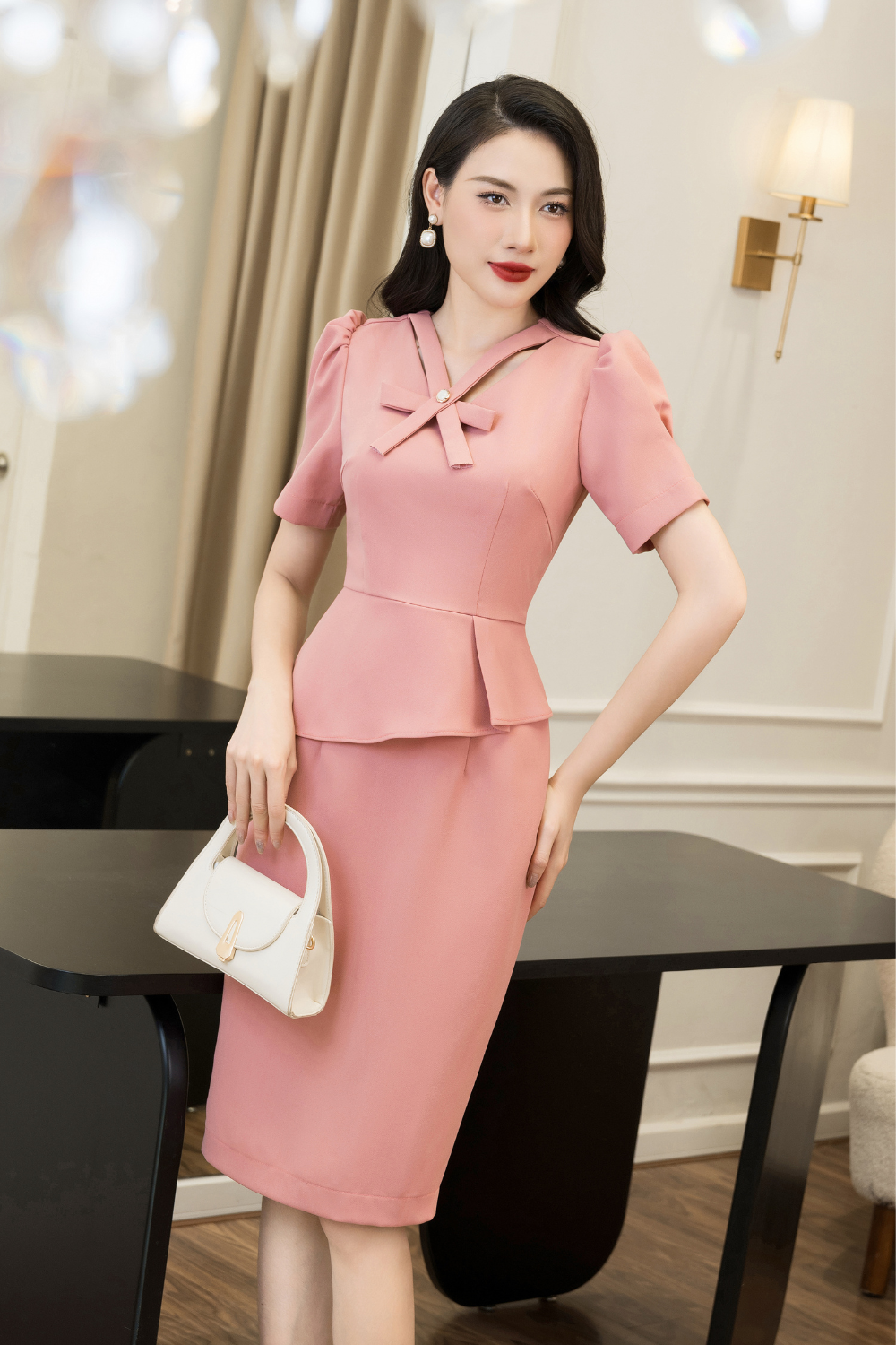 Đầm ôm peplum hồng tay lỡ phối cổ cách điệu