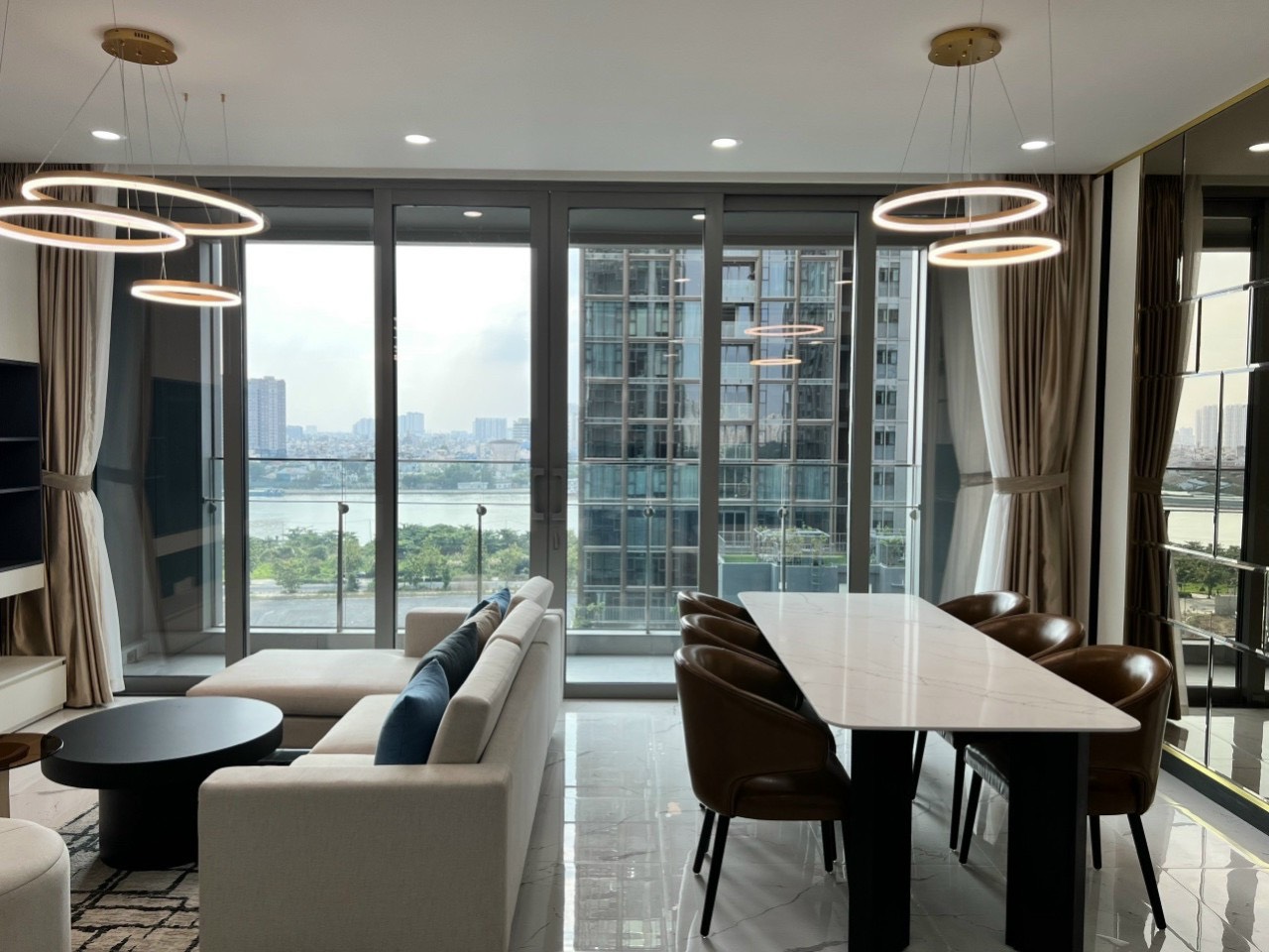Bán căn hộ 3PN tầng cao với view sông, đã sẵn nội thất có thể dọn vào ở ngay, giá 23.5 tỷ siêu tốt