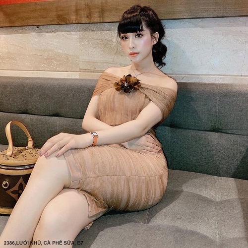 ĐẦM ÔM CỔ ÔM VAI ĐÍNH HOA HỒNG TRƯỚC NGỰC - 2386