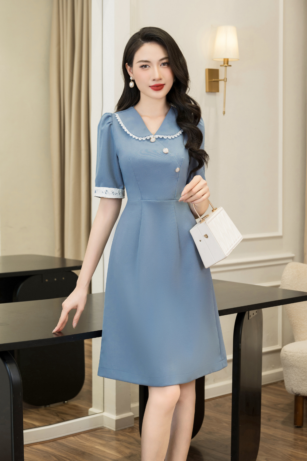 Đầm A xanh tay lỡ phối ren đính cúc ngực
