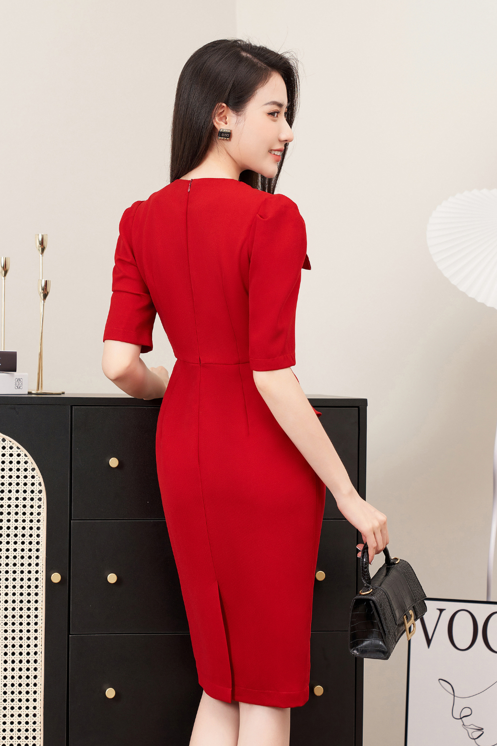 Đầm ôm đỏ cổ phối lá diễu chỉ  1 màu