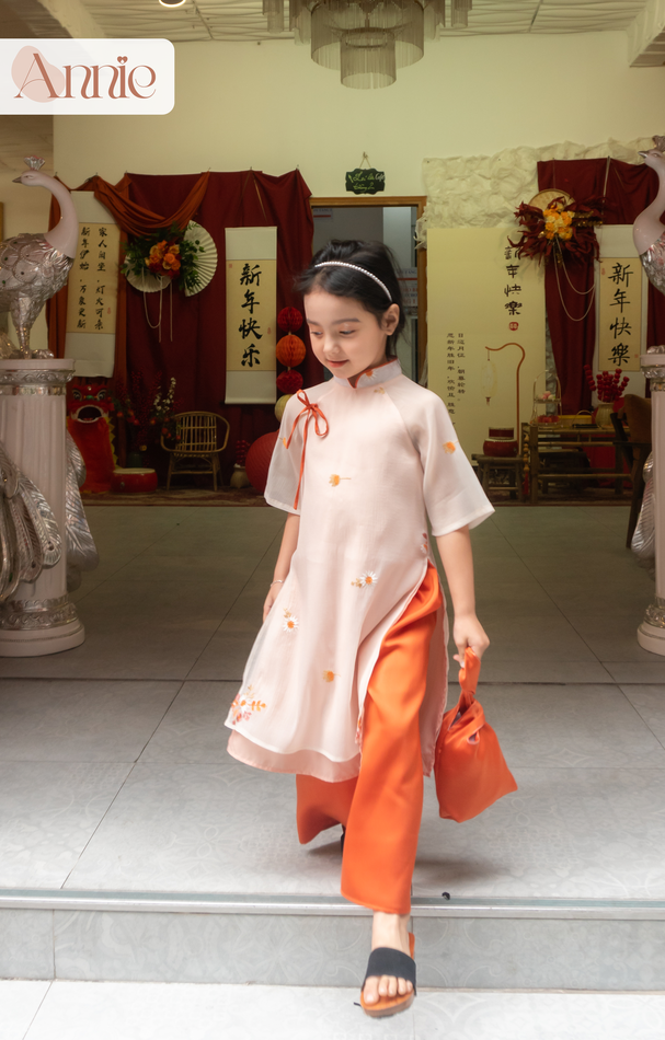 Áo dài tết bé gái 2024 size đại 40kg Anniebaby áo dài cổ tàu 4 tà chất đũi xốp mềm mịn thêu hoa cúc AD23030_thumbnail_7