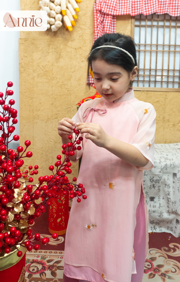 Áo dài tết bé gái 2024 size đại 40kg Anniebaby áo dài cổ tàu 4 tà chất đũi xốp mềm mịn thêu hoa cúc AD23030_thumbnail_4