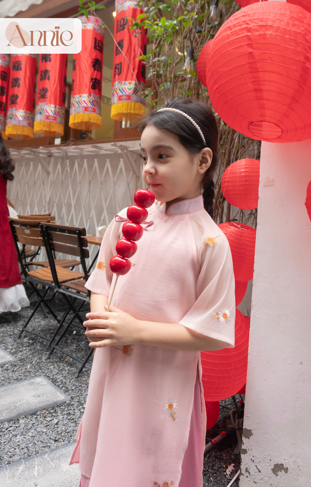 Áo dài tết bé gái 2024 size đại 40kg Anniebaby áo dài cổ tàu 4 tà chất đũi xốp mềm mịn thêu hoa cúc AD23030