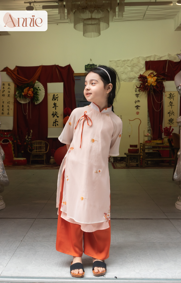 Áo dài tết bé gái 2024 size đại 40kg Anniebaby áo dài cổ tàu 4 tà chất đũi xốp mềm mịn thêu hoa cúc AD23030