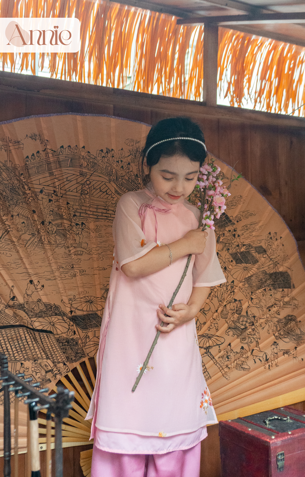 Áo dài tết bé gái 2024 size đại 40kg Anniebaby áo dài cổ tàu 4 tà chất đũi xốp mềm mịn thêu hoa cúc AD23030_thumbnail_3