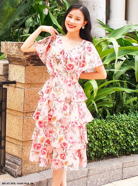 ĐẦM HOA 5 TẦNG CỘT NƠ TRƯỚC NGỰC