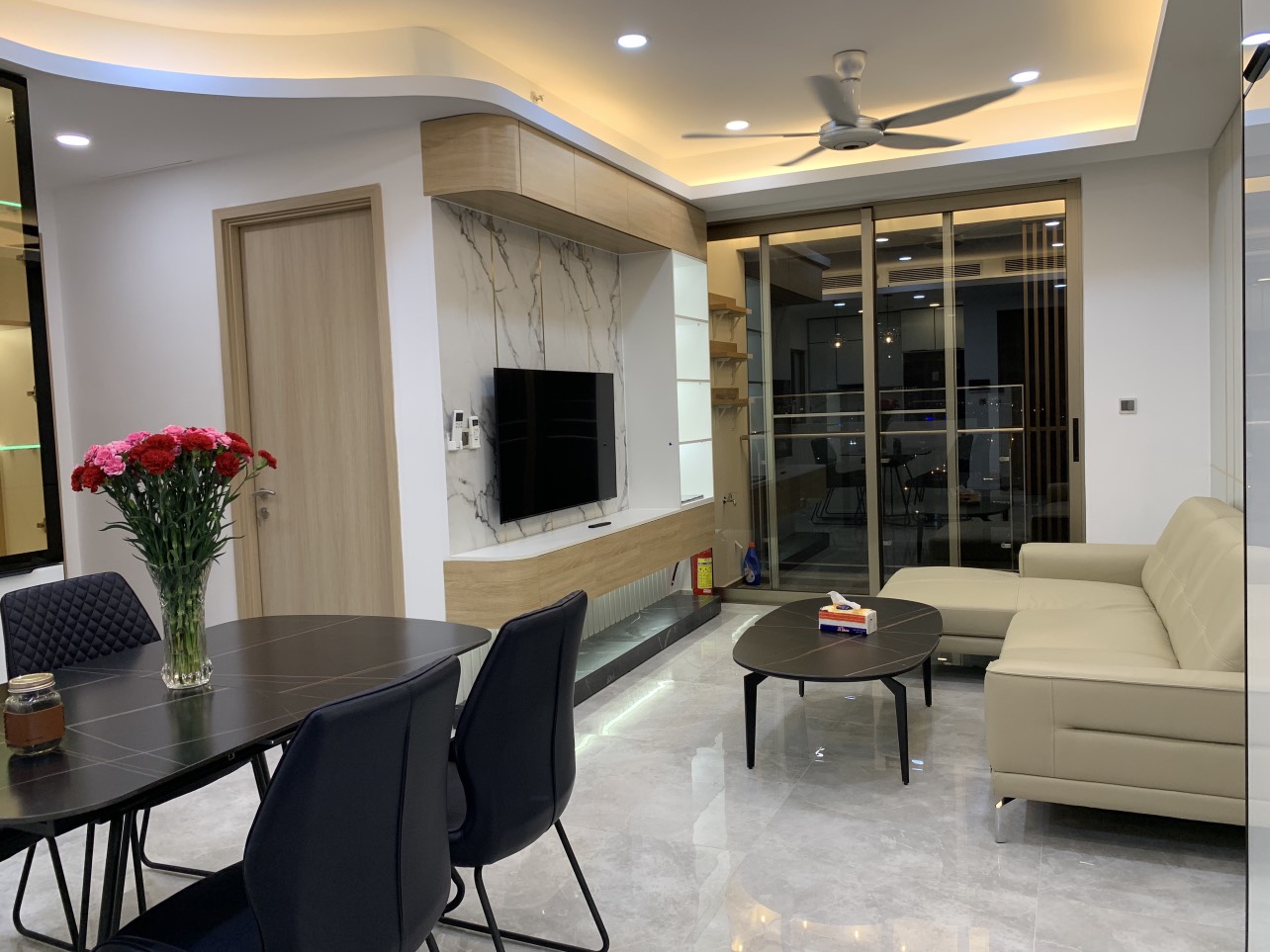 Cho thuê chung cư Midtown M8 2PN lầu cao