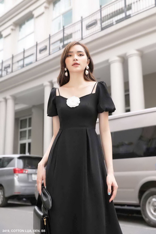 ĐẦM XÒE TAY NGẮN CỔ VUÔNG ĐÍNH HOA GIỮA NGỰC - 2419
