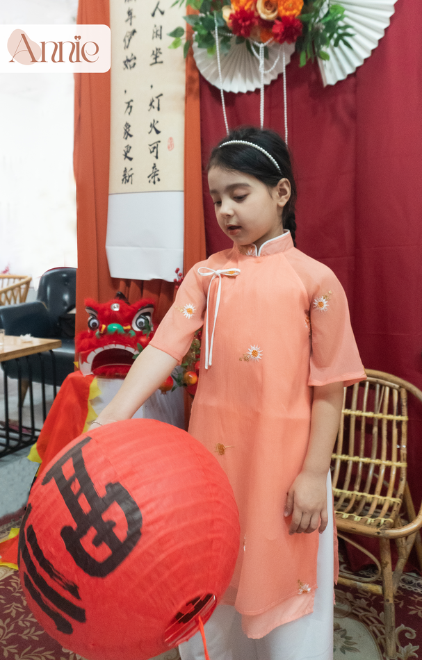 Áo dài tết bé gái 2024 size đại 40kg Anniebaby áo dài cổ tàu 4 tà chất đũi xốp mềm mịn thêu hoa cúc AD23030_thumbnail_9