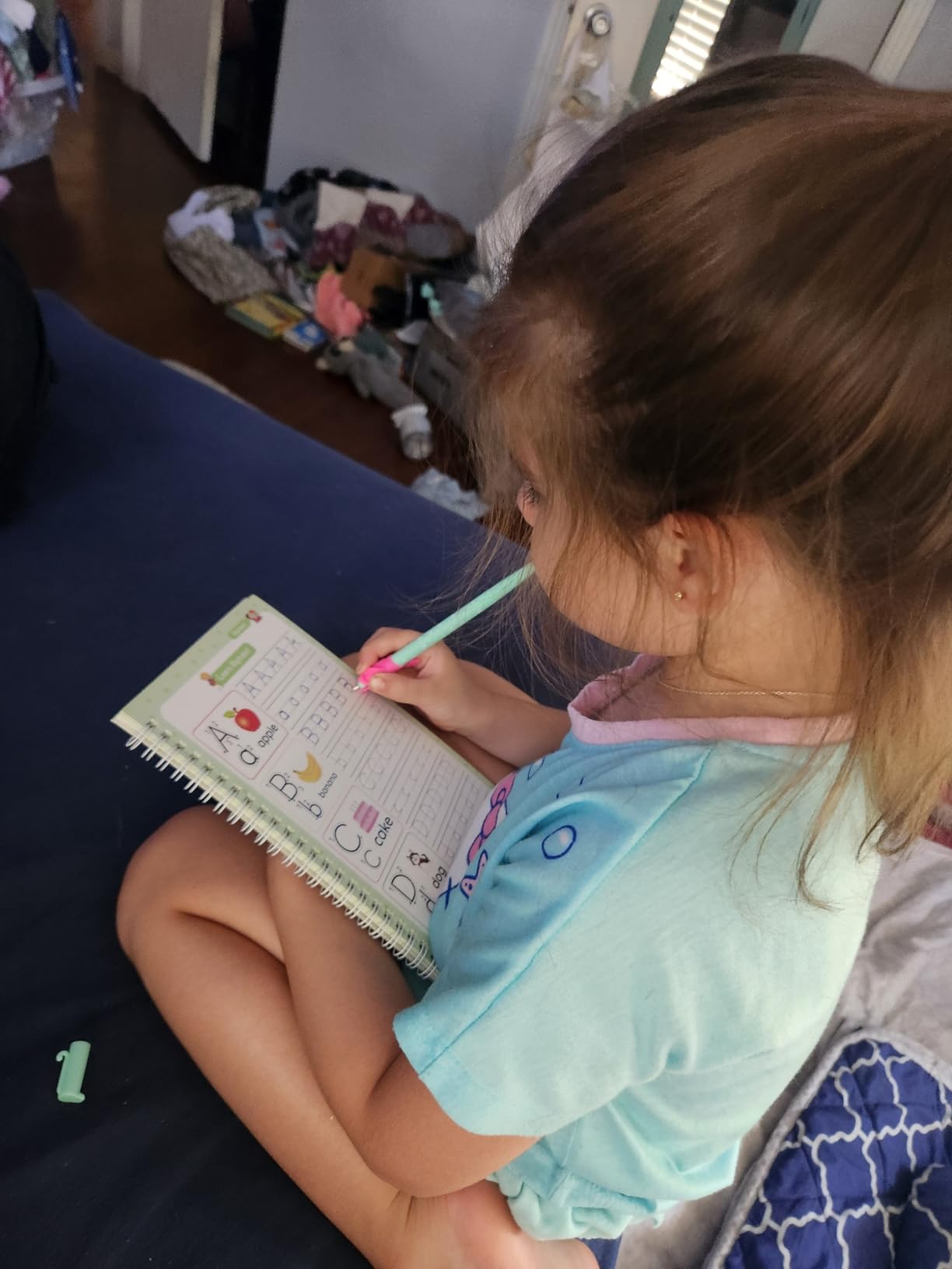 Natalia y Tomás mostrando su Cuaderno Montessori