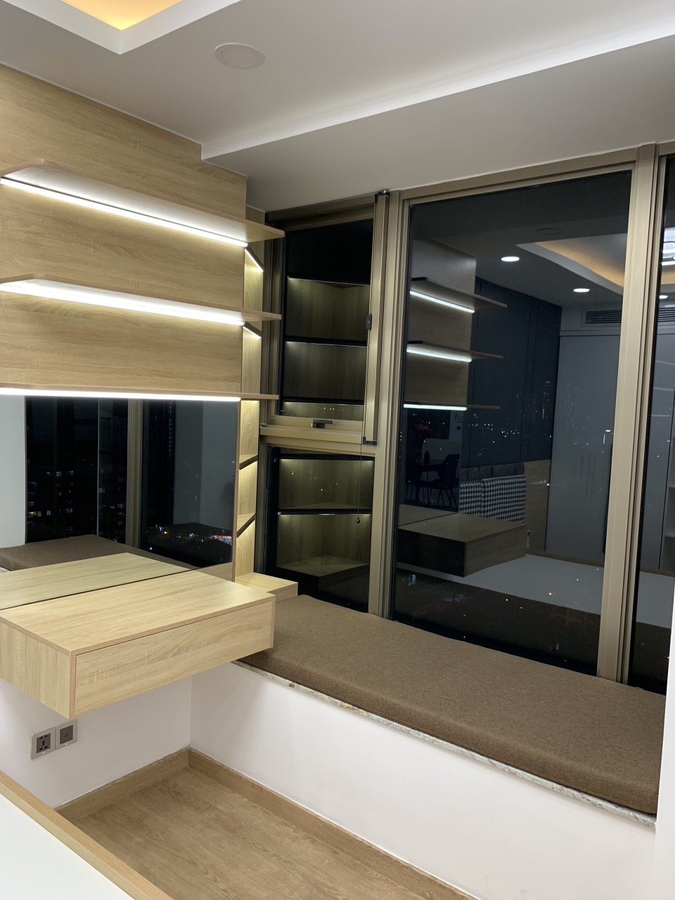 Cho thuê chung cư Midtown M8 2PN lầu cao