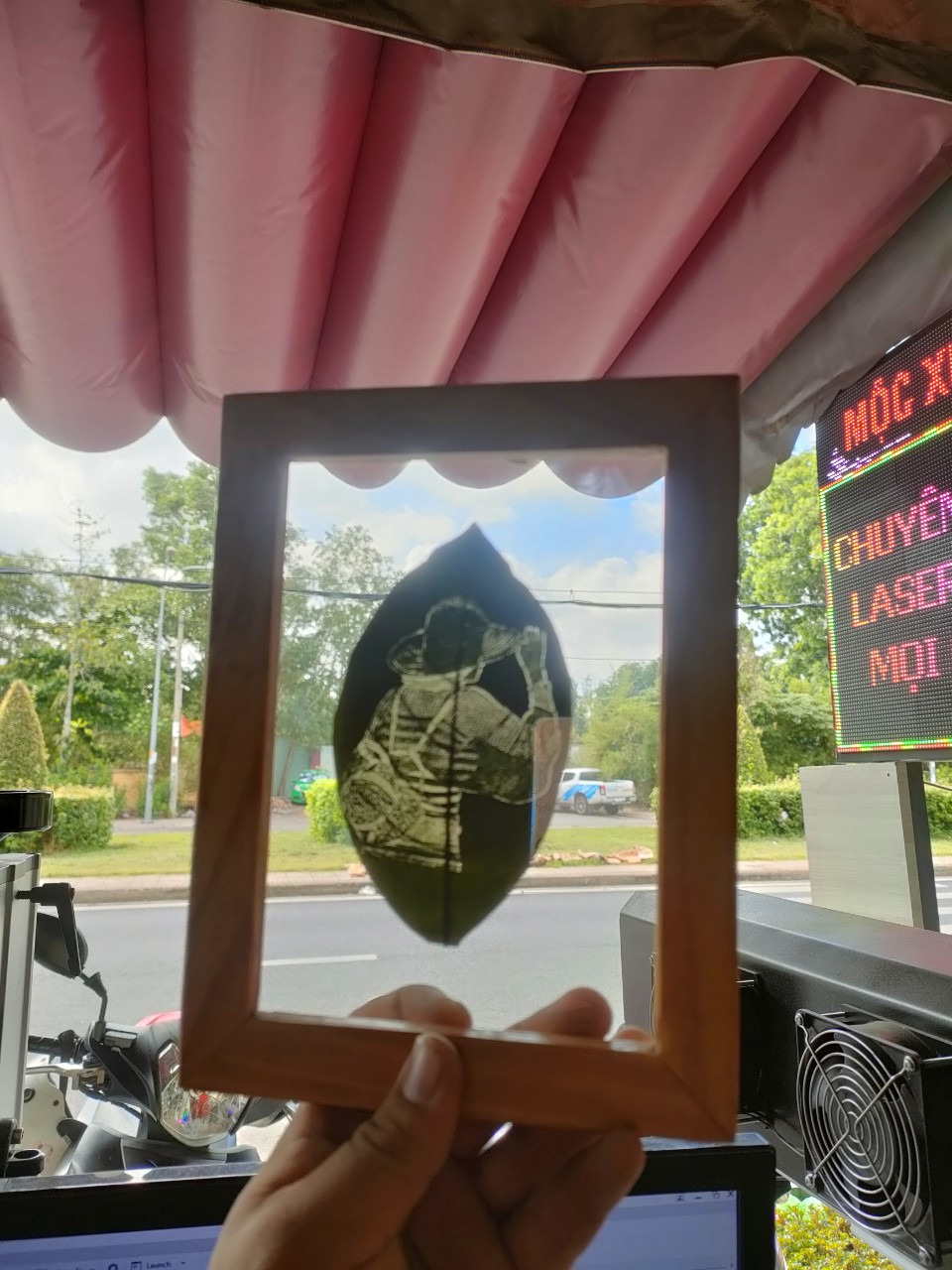 TRANH KHẮC CHÂN DUNG TRÊN LÁ THEO YÊU CẦU