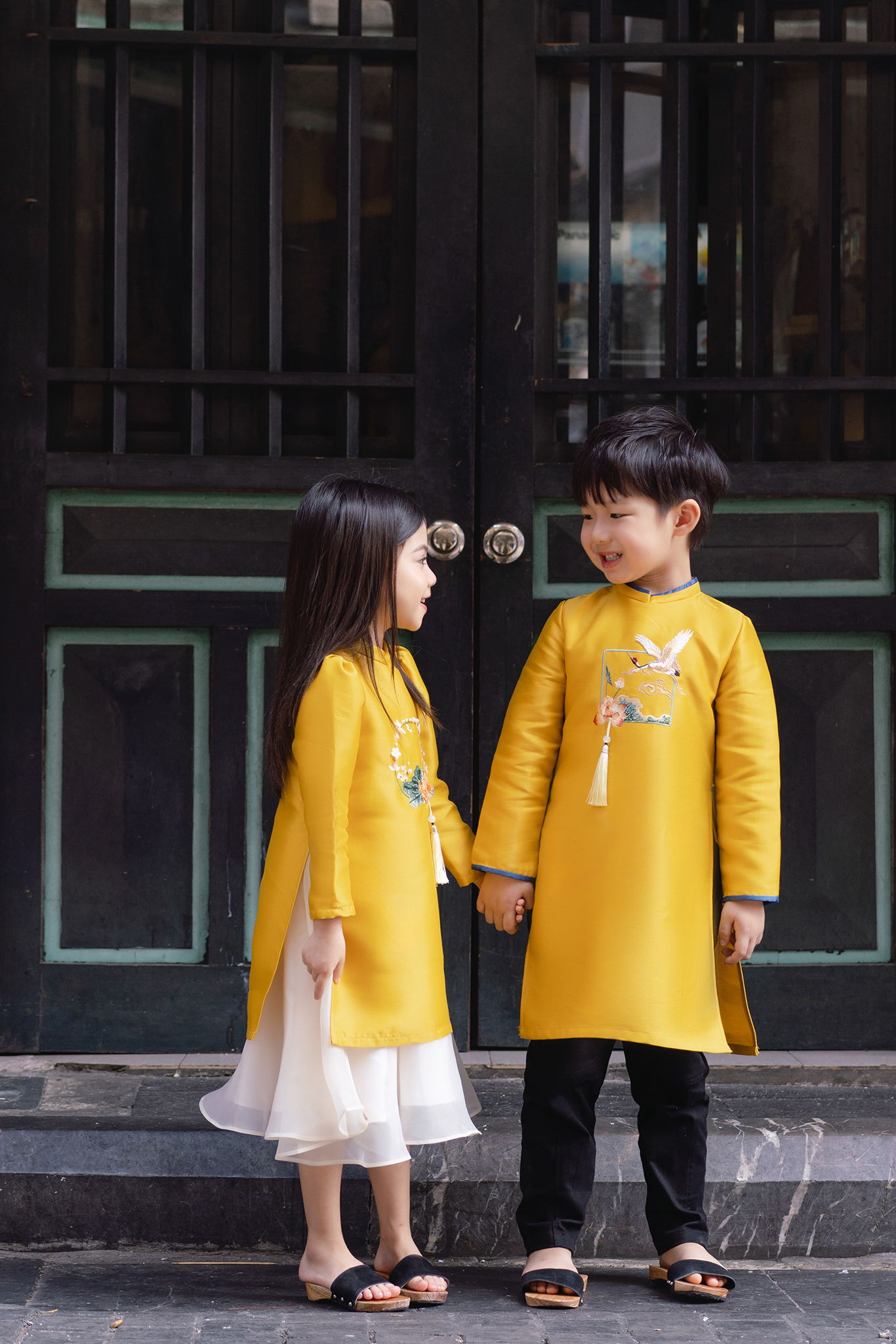 Áo dài bé thêu Sen hạc