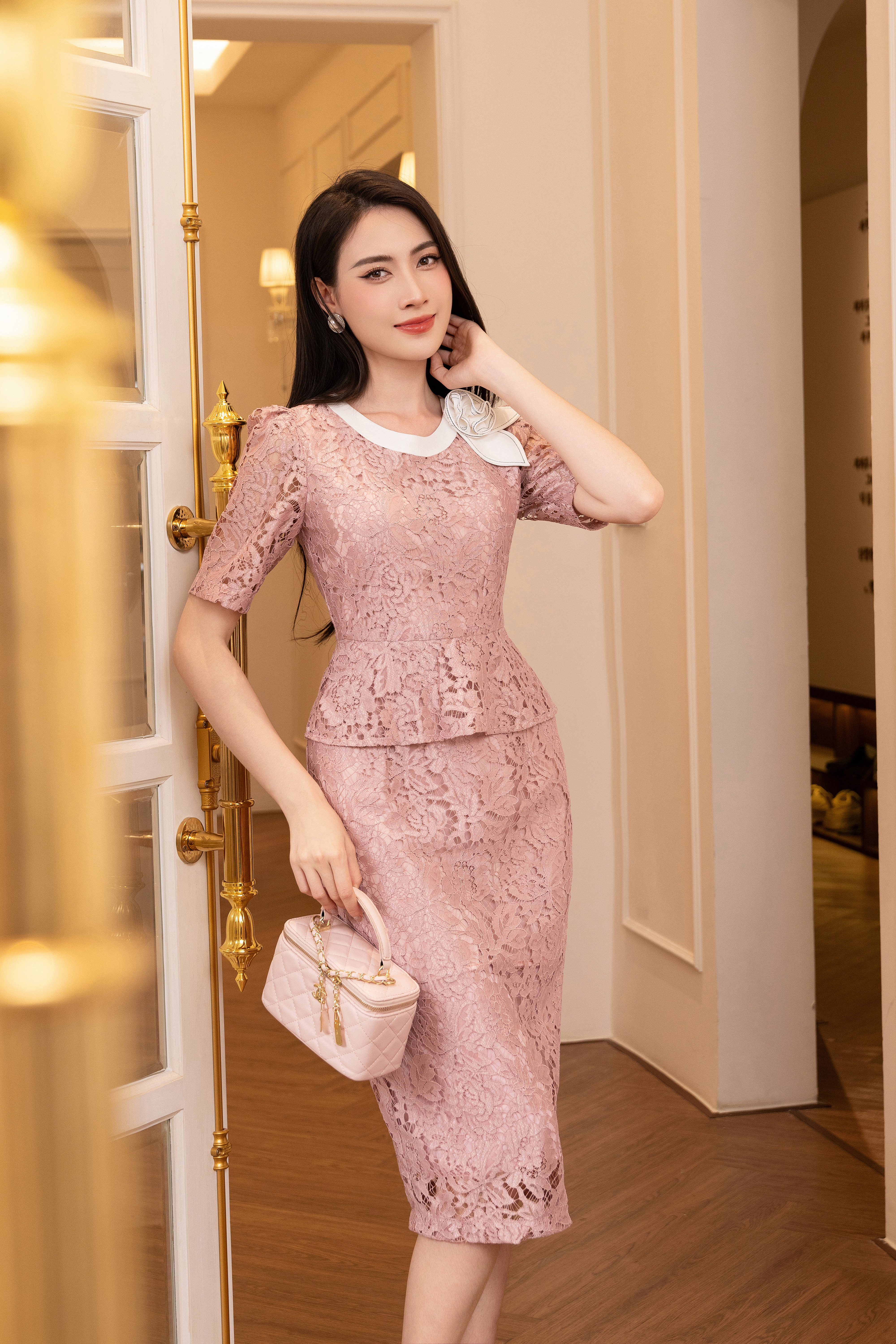 Đầm ôm peplum ren hồng đính hoa cổ