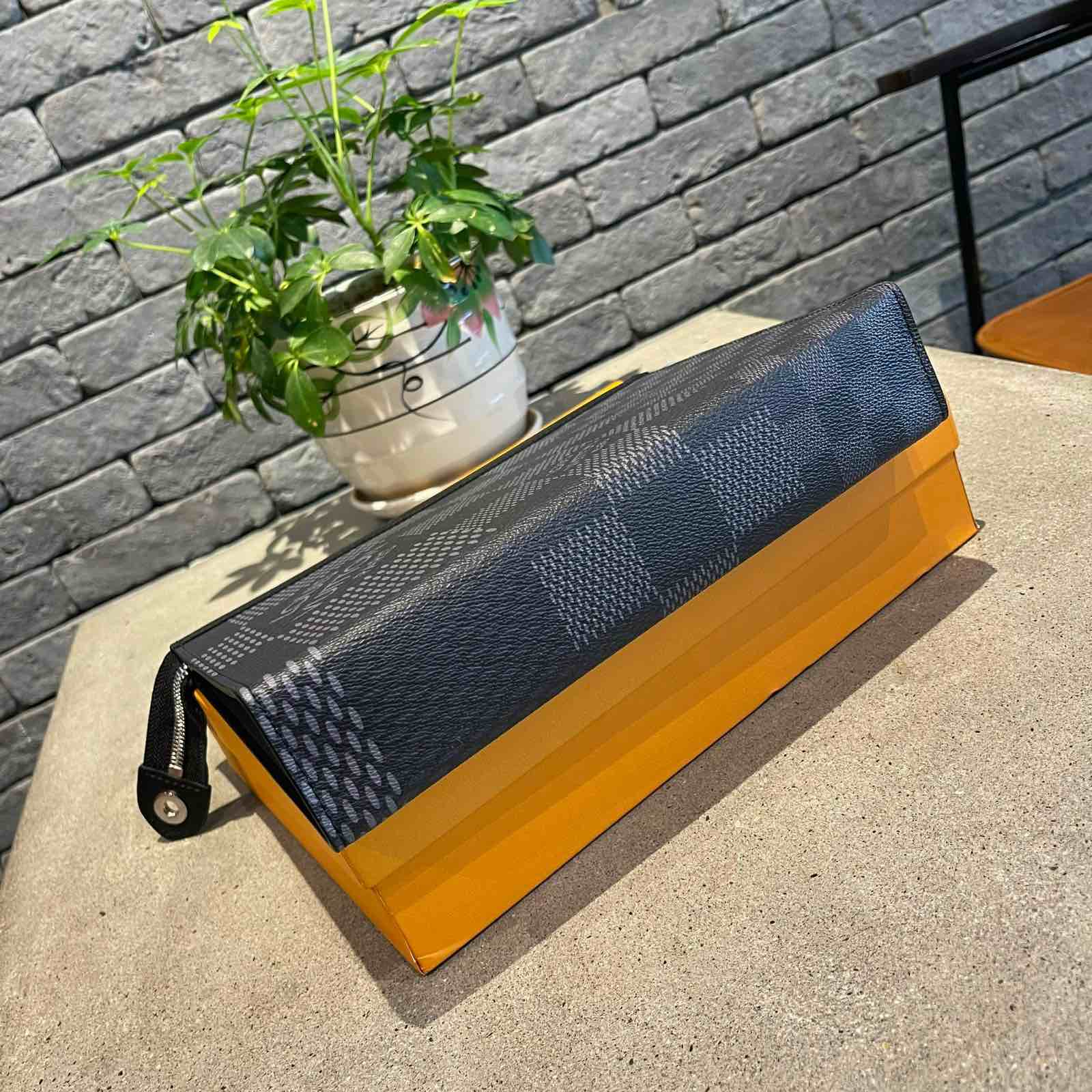 Ví cầm tay clutch nam LV POCHETTE VOYAGE DAMIER GRAPHITE CANVAS_thumbnail_3