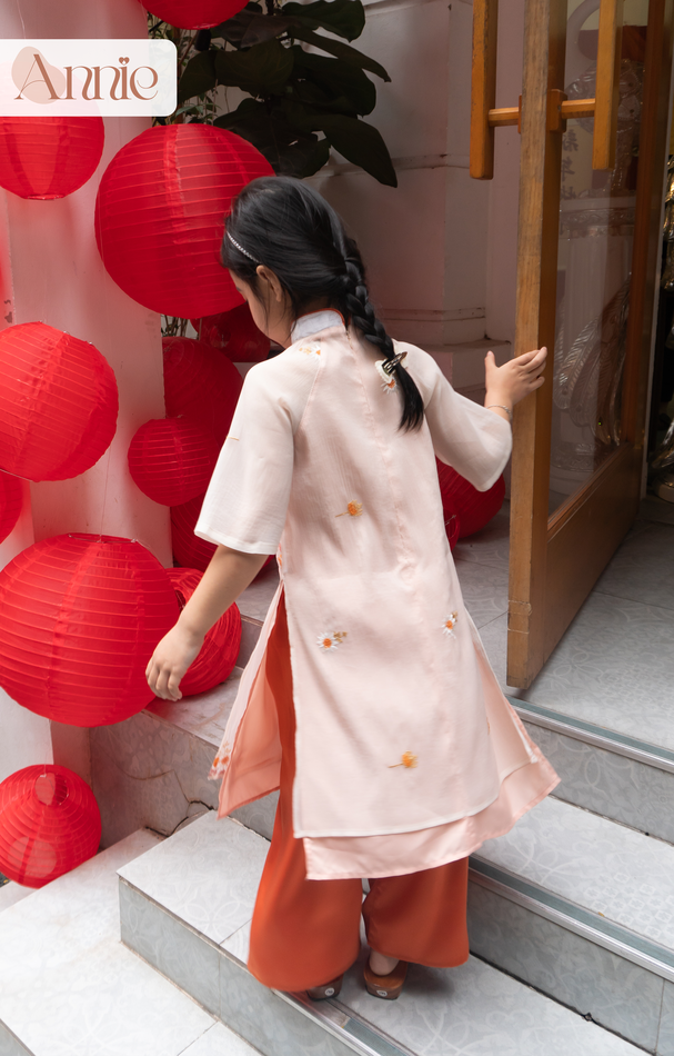 Áo dài tết bé gái 2024 size đại 40kg Anniebaby áo dài cổ tàu 4 tà chất đũi xốp mềm mịn thêu hoa cúc AD23030_thumbnail_8