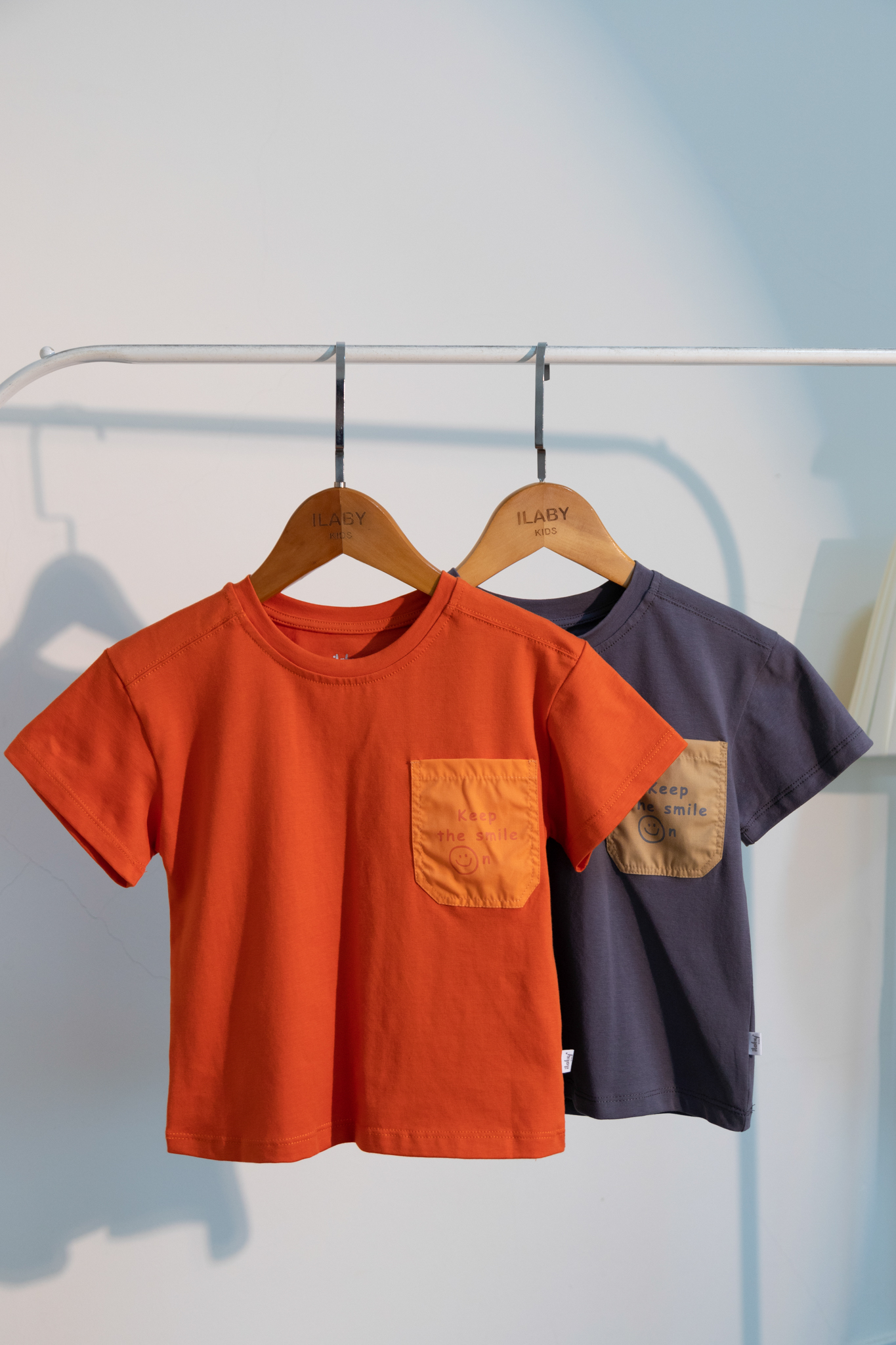 Áo cotton phối túi in chữ