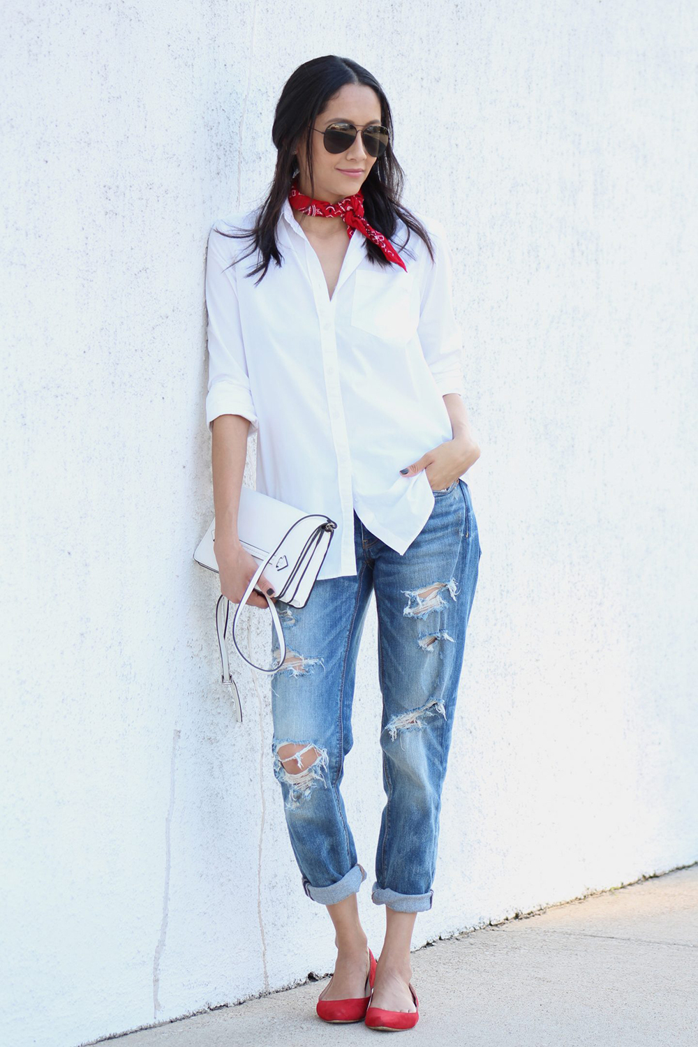 Sơ mi cổ chữ V + quần jean baggy