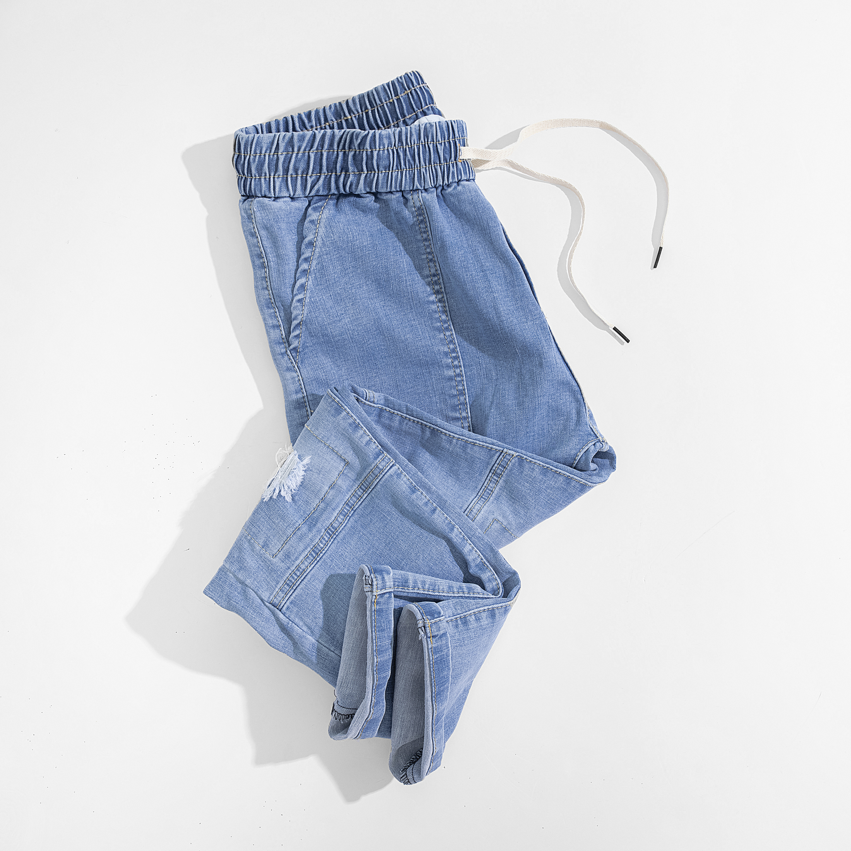 Quần jean rách nam AMANO cạp chun kết hợp dây rút, trẻ trung, năng động - QJ544