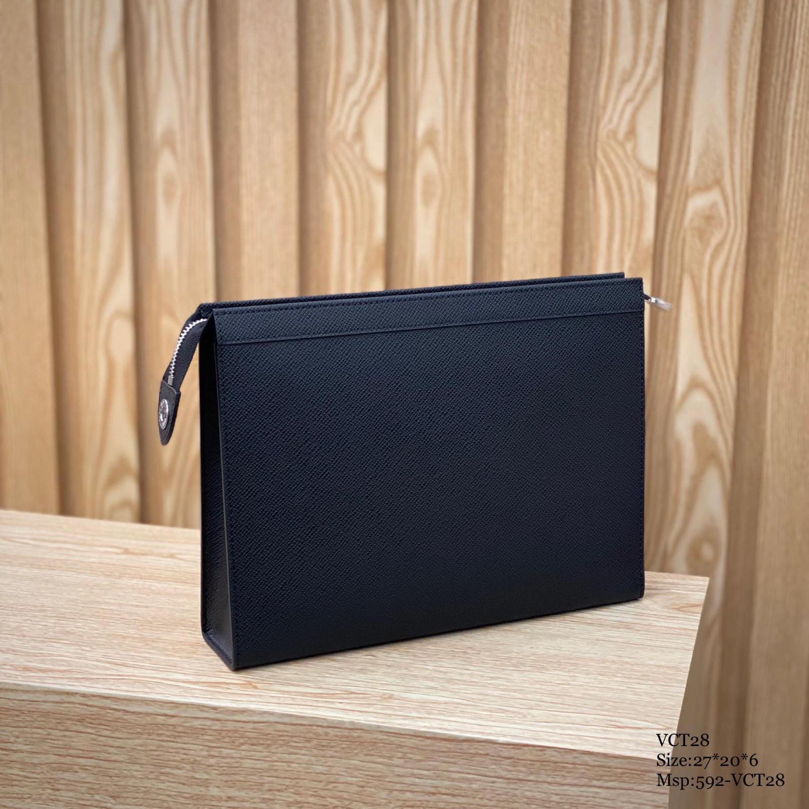 Ví cầm tay clutch nam LV Pochette Voyage Taiga Leather In Black , logo nổi_thumbnail_2