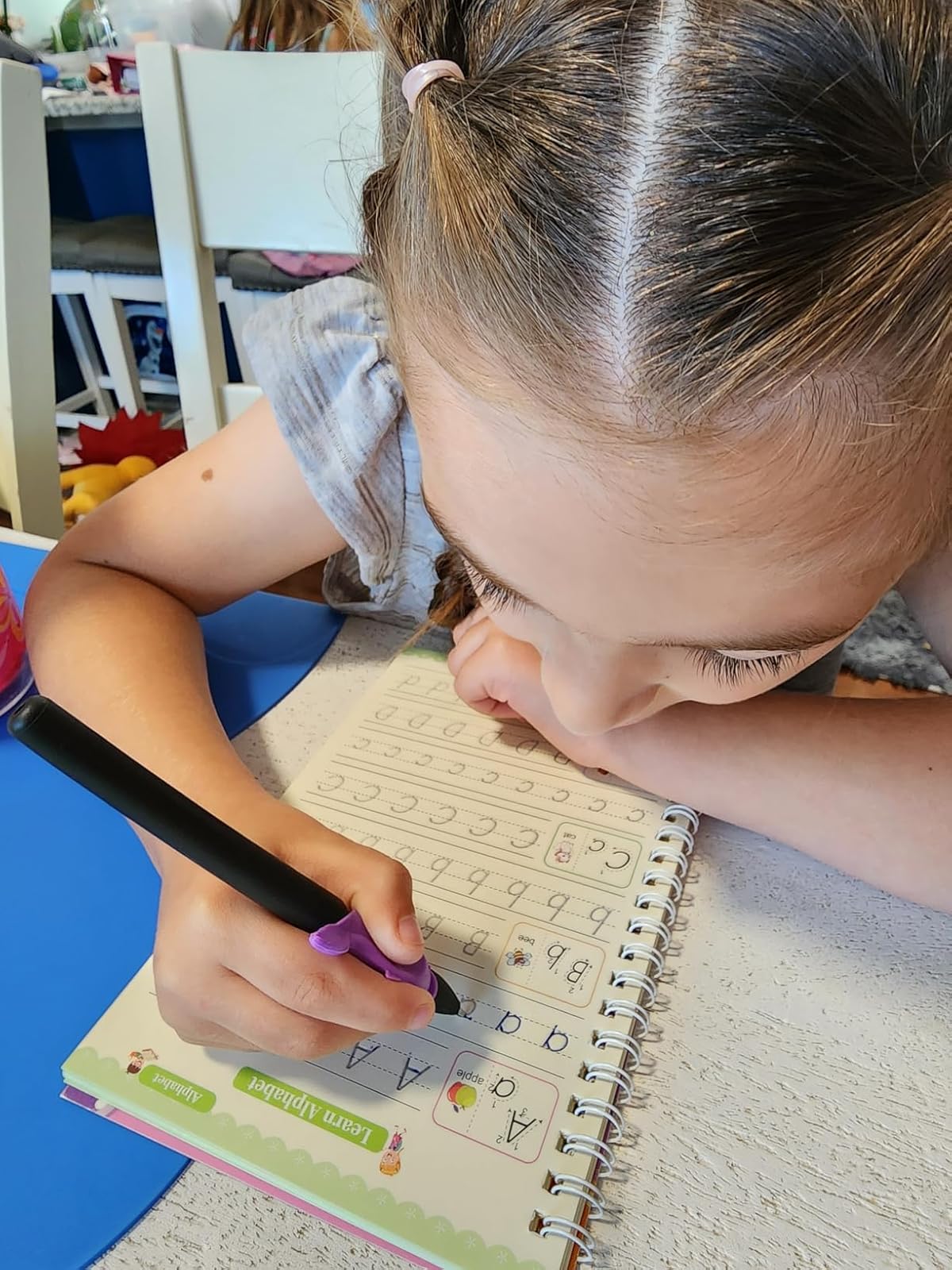 Juliana y su sobrina felices con el regalo Montessori