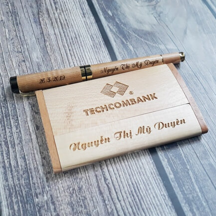Combo CBB07 bút gỗ + namecard để bàn bằng gỗ