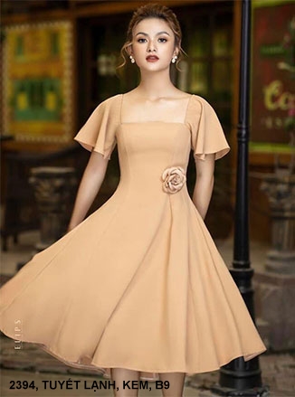 ĐẦM XÒE CỔ VUÔNG TAY NGẮN ĐÍNH HOA HỒNG TRƯỚC NGỰC - 2394
