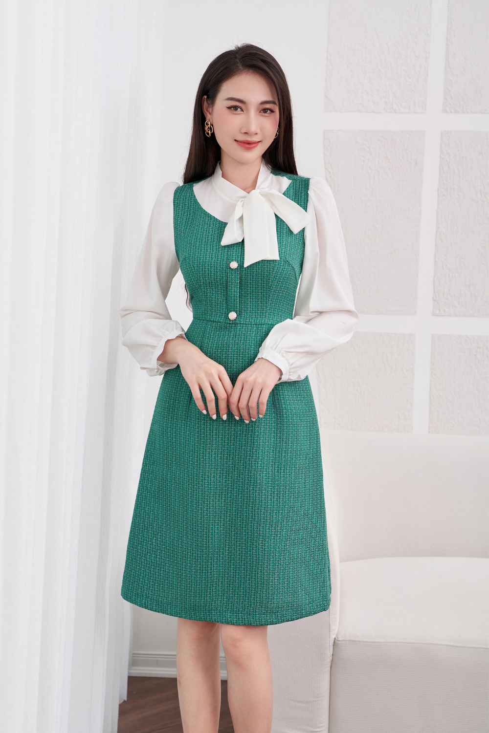 Đầm dạ xanh phối tay trắng thắt nơ cổ