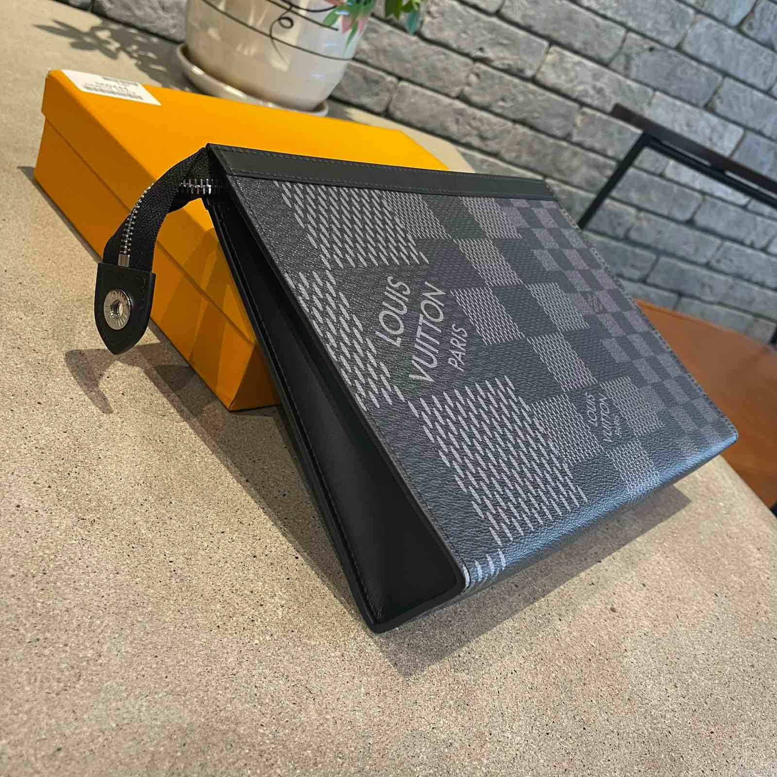 Ví cầm tay clutch nam LV POCHETTE VOYAGE DAMIER GRAPHITE CANVAS_thumbnail_2