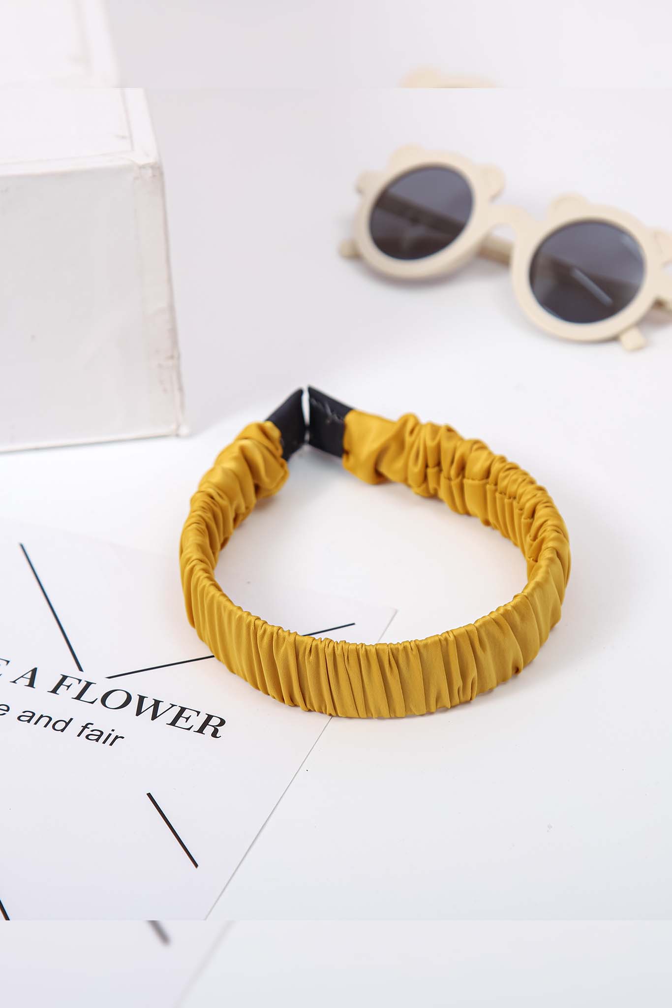 Xược bờm nhún bé gái chân bọc đen_thumbnail_2