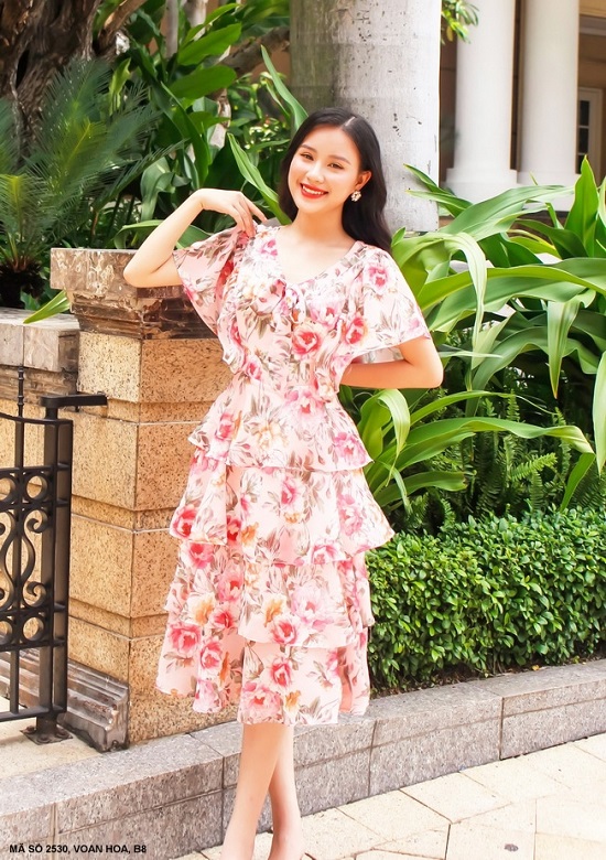 ĐẦM HOA 5 TẦNG CỘT NƠ TRƯỚC NGỰC