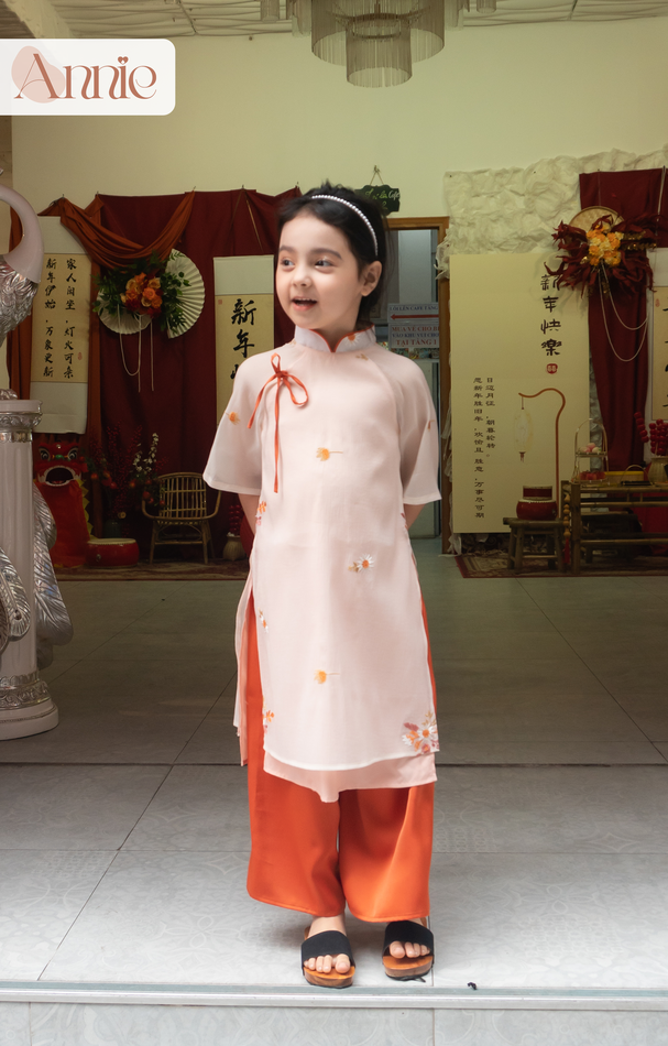 Áo dài tết bé gái 2024 size đại 40kg Anniebaby áo dài cổ tàu 4 tà chất đũi xốp mềm mịn thêu hoa cúc AD23030_thumbnail_5