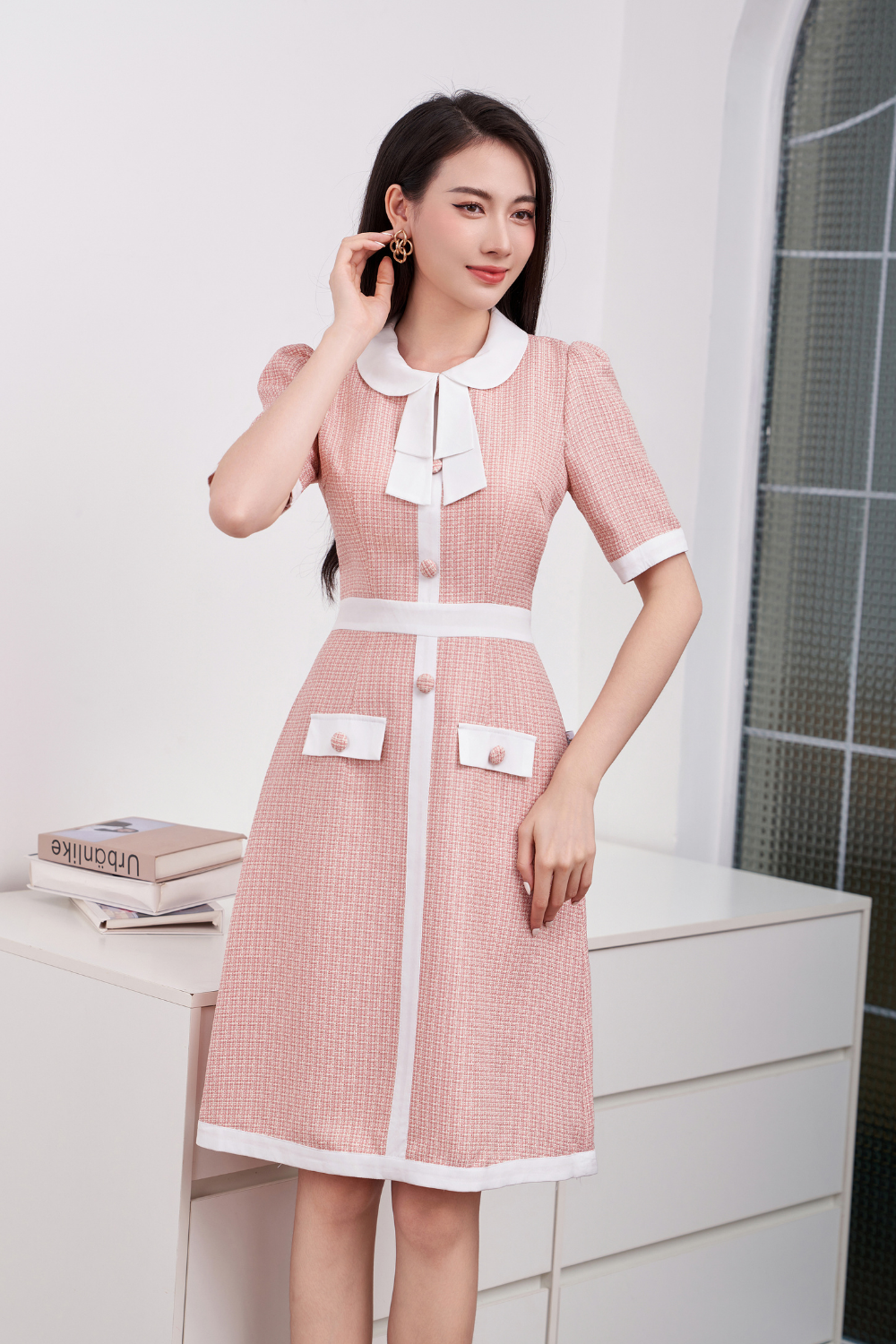 Đầm dạ hồng nhạt 1 màu cổ sen trắng đai eo