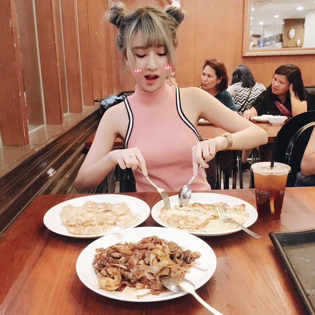 Tạo d&aacute;ng chụp ảnh sống ảo c&ugrave;ng đồ ăn