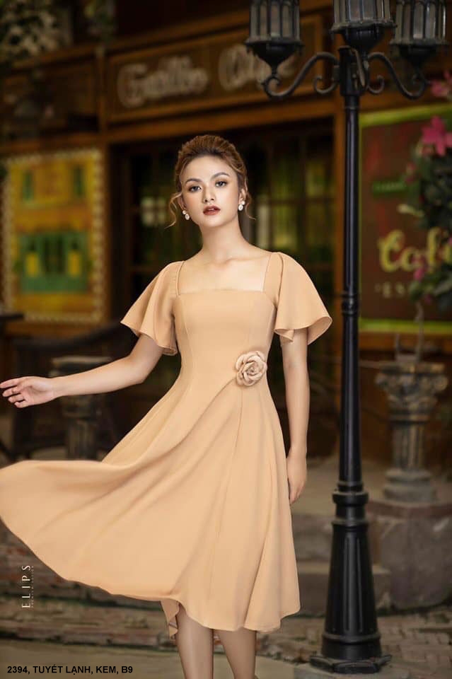 ĐẦM XÒE CỔ VUÔNG TAY NGẮN ĐÍNH HOA HỒNG TRƯỚC NGỰC - 2394